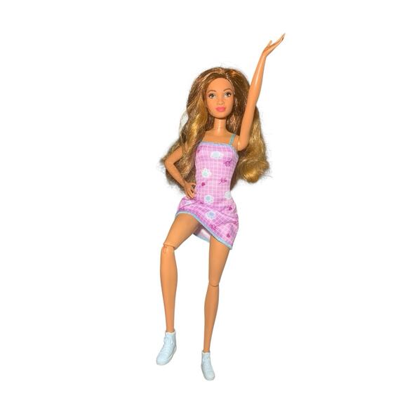 2022 Barbie 2 Tone Brunette Hair Original Outfit - Picture 1 of 6